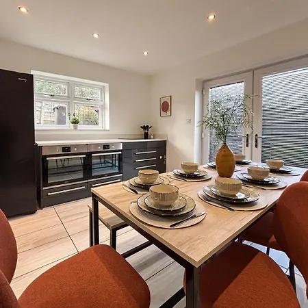 Luxury Entire | Near Centre بيت للعطل *
