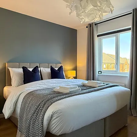 Sanctuary - 3br House With Private Parking בית נופש