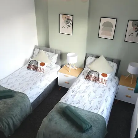 2bdr House 4 Beds & Sofa With 3 Tvs Netflix Ps4 Free Parking Near Mcr Ao Arena * Manchester