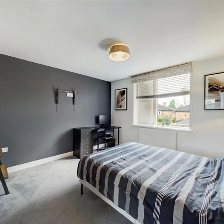 4 Bed House Pet Friendly Free Parking بيت للعطل