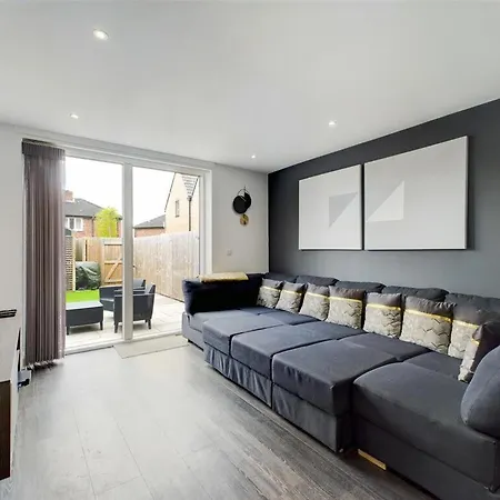 4 Bed House Pet Friendly Free Parking مانشستر