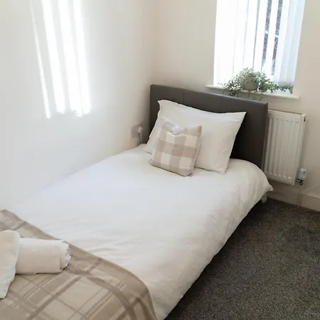 Stylish 3-bed Home, Co-op Live & Etihad Garden, Free Parking And Modern Workplace