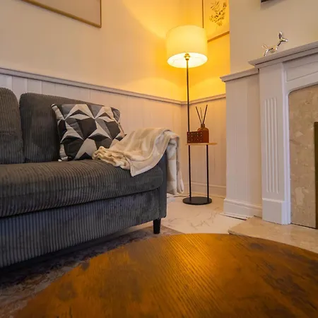 Bed & Breakfast 2 Bed House Sleeps 4 Ideal For Contractors Free Parking 10mn To Cc *