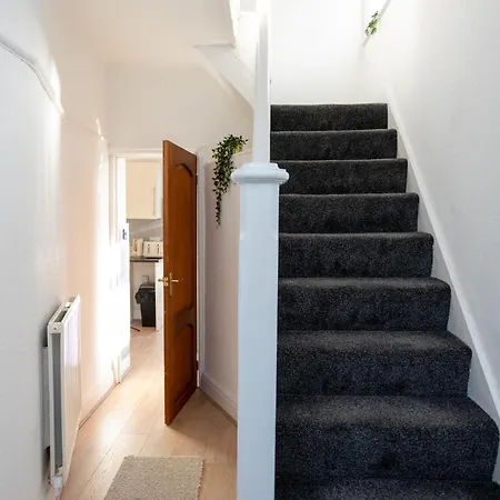 3 Bed Near Etihad, Long And Short Term Free Parking And Sleeps 6