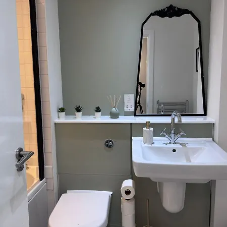 Winsick Residences Salford 3 Bed Up To 7 Guests مانشستر