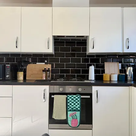 Sanctuary - 3br House With Private Parking מנצ'סטר