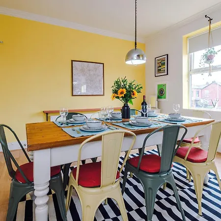 Stylish Retro Retreat By 53 Degrees In 4 Bed * Manchester