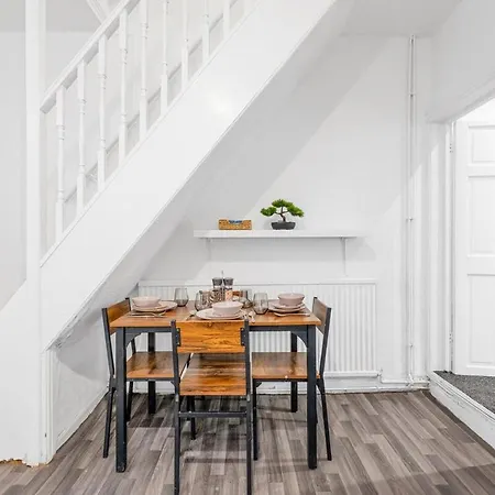 Stylish 2 Bed House In *