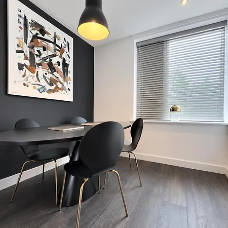 4 Bed House Pet Friendly Free Parking *