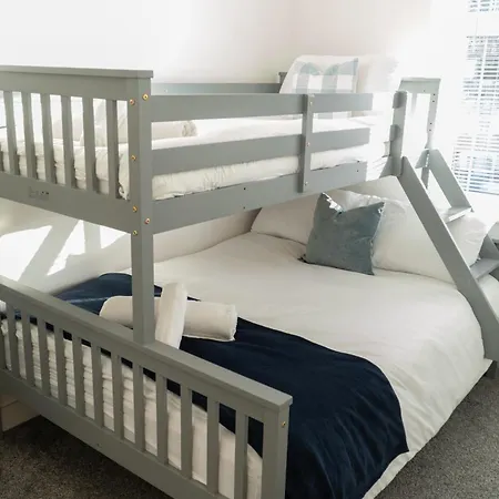 Stylish 3-bed Home, Co-op Live & Etihad Garden, Free Parking And Modern Workplace بيت للعطل