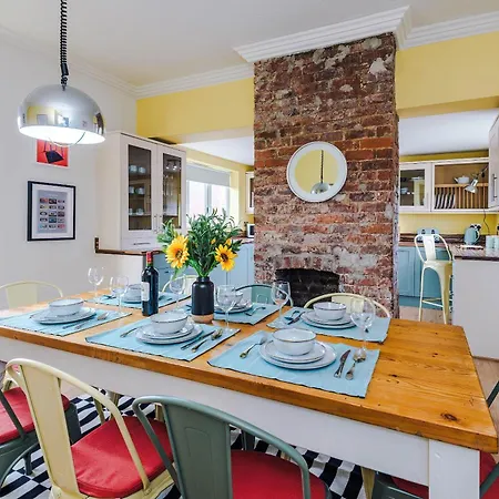 Stylish Retro Retreat By 53 Degrees In 4 Bed *