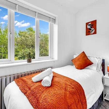 Modern 3 Bed With Large Driveway And Spacious Garden *