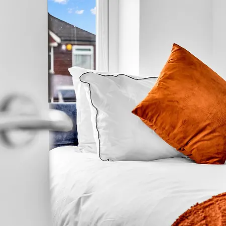 Modern 3 Bed With Large Driveway And Spacious Garden *