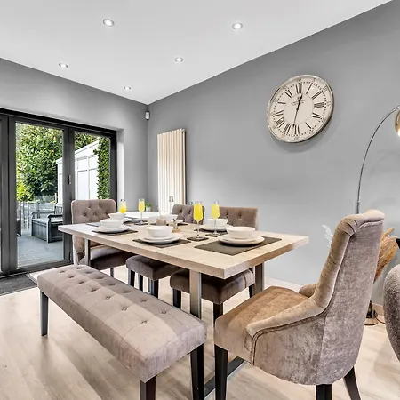 Modern 3 Bed With Large Driveway And Spacious Garden *
