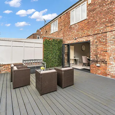 Modern 3 Bed With Large Driveway And Spacious Garden * Manchester