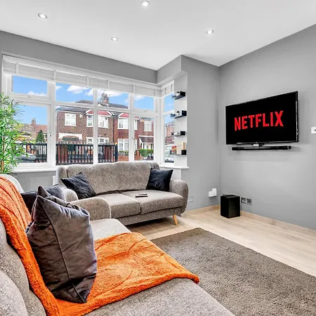 Modern 3 Bed With Large Driveway And Spacious Garden