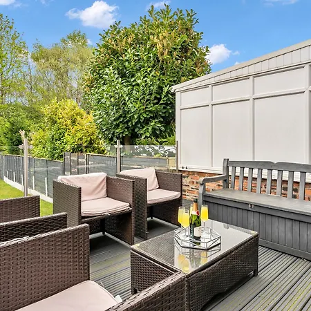 Modern 3 Bed With Large Driveway And Spacious Garden