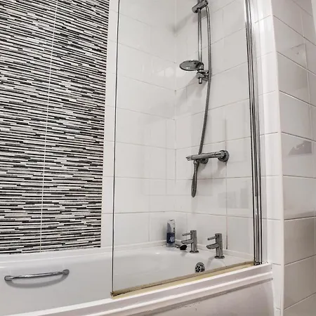 Stylish In Vibrant Salford, بيت للعطل *