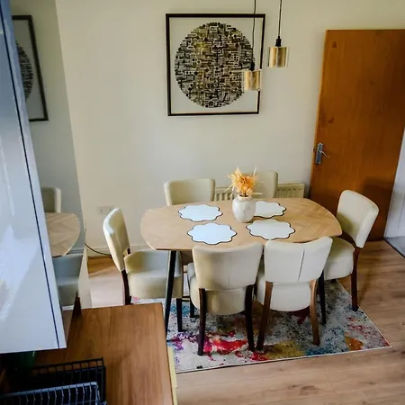 Feriehus Stylish 3-bedroom For Groups With Parking, Greater Manchester