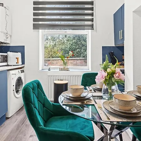 בית נופש Winsick Residences Fallowfield Up To 11 Guests