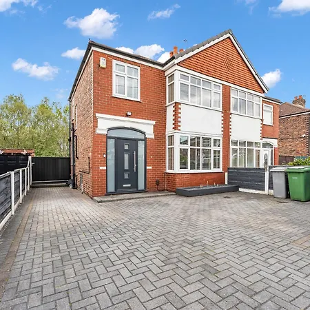 Modern 3 Bed With Large Driveway And Spacious Garden