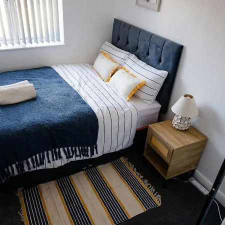 Stylish 3-bedroom For Groups With Parking, Greater Feriehus Manchester