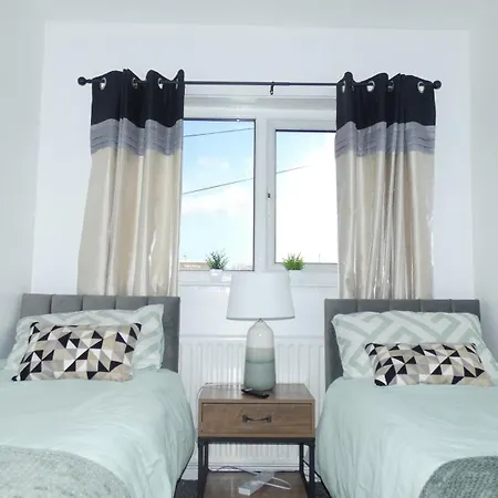 2bdr House 4 Beds & Sofa With 3 Tvs Netflix Ps4 Free Parking Near Mcr Ao Arena *