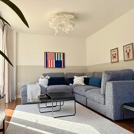 Sanctuary - 3br House With Private Parking