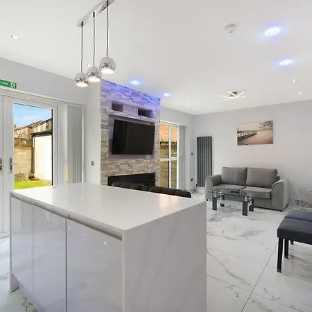 Stylish With Free Parking And Easy Access