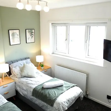 2bdr House 4 Beds & Sofa With 3 Tvs Netflix Ps4 Free Parking Near Mcr Ao Arena Manchester
