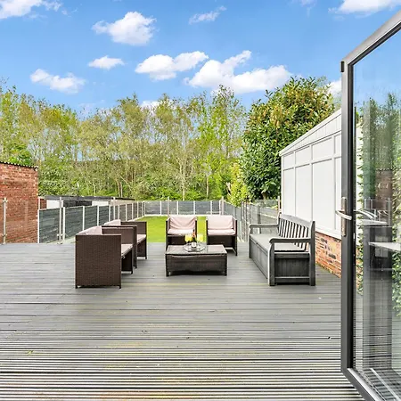 Modern 3 Bed With Large Driveway And Spacious Garden Manchester