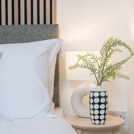 Stylish Comfort Retreat - Salford - Sleeps 8