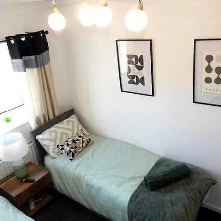 2bdr House 4 Beds & Sofa With 3 Tvs Netflix Ps4 Free Parking Near Mcr Ao Arena * Manchester