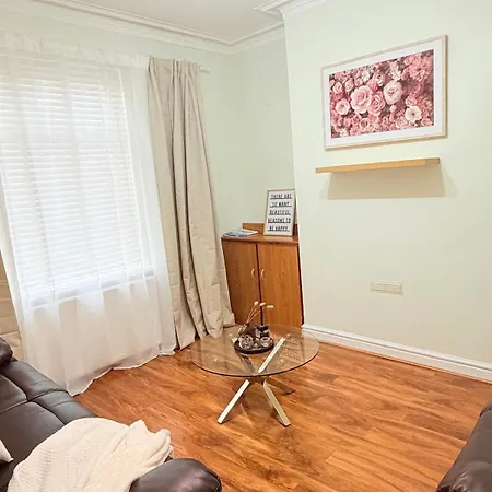Bright Home, Modern & Spacious *