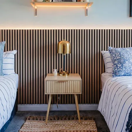Stylish 3-bedroom For Groups With Parking, Greater * مانشستر