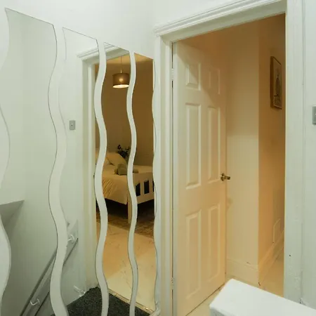 Stylish 2bdr 10m To Centre Free Parking بيت للعطل