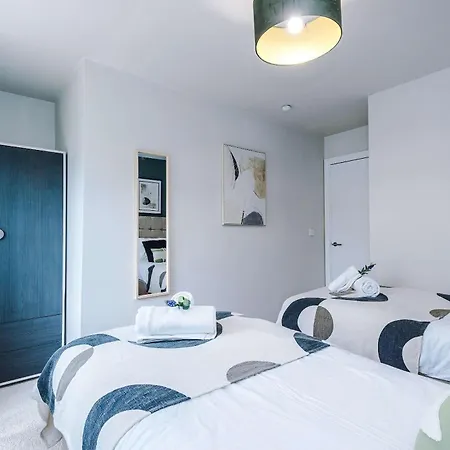 Modern 2 Bed By 53 Degrees With Parking & Garden