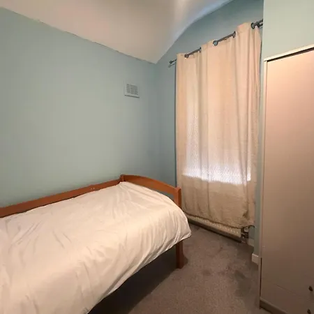 Bright Home, Modern & Spacious بيت للعطل