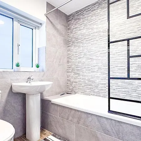 Dom wakacyjny 2bdr House 4 Beds & Sofa With 3 Tvs Netflix Ps4 Free Parking Near Mcr Ao Arena