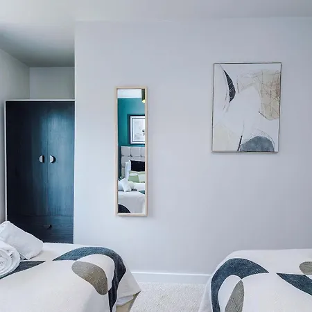 Modern 2 Bed By 53 Degrees With Parking & Garden *