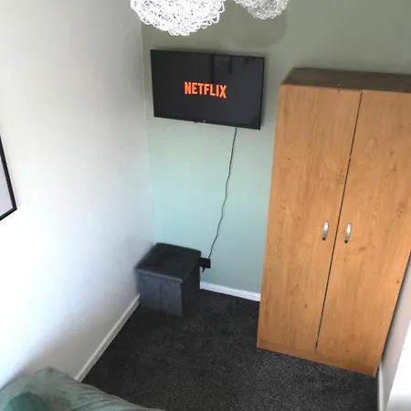 2bdr House 4 Beds & Sofa With 3 Tvs Netflix Ps4 Free Parking Near Mcr Ao Arena Manchester