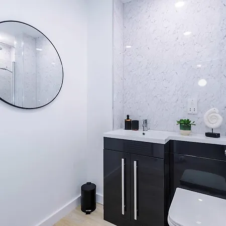 Modern 2 Bed By 53 Degrees With Parking & Garden *