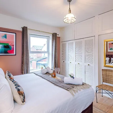 Stylish Retro Retreat By 53 Degrees In 4 Bed בית נופש *