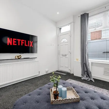 بيت للعطل Stylish 2 Bed House In *