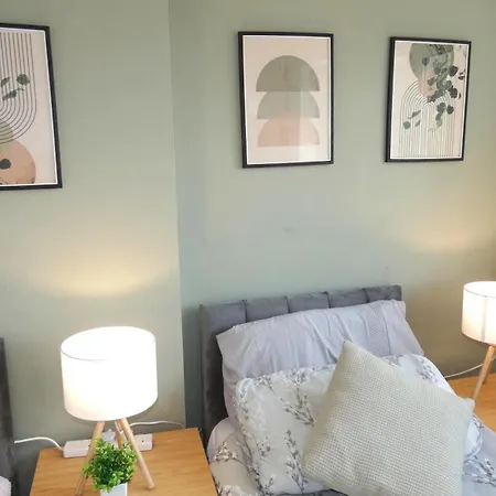 Dom wakacyjny 2bdr House 4 Beds & Sofa With 3 Tvs Netflix Ps4 Free Parking Near Mcr Ao Arena Manchester