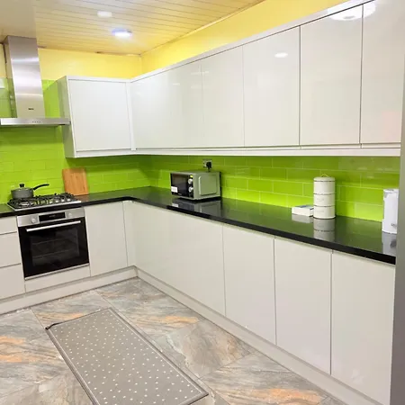 Bright Home, Modern & Spacious بيت للعطل