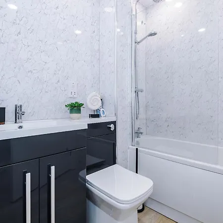 Modern 2 Bed By 53 Degrees With Parking & Garden *