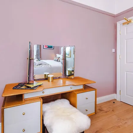 Stylish Retro Retreat By 53 Degrees In 4 Bed *