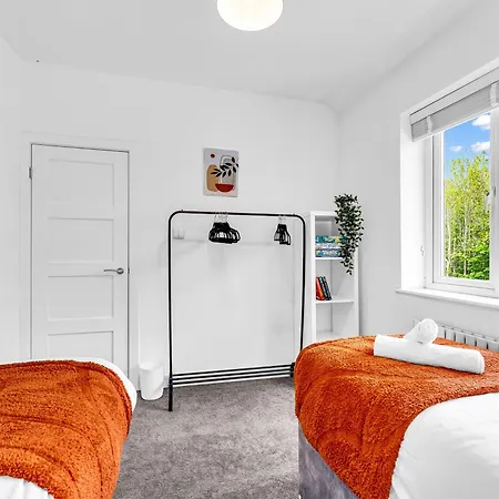 Modern 3 Bed With Large Driveway And Spacious Garden *