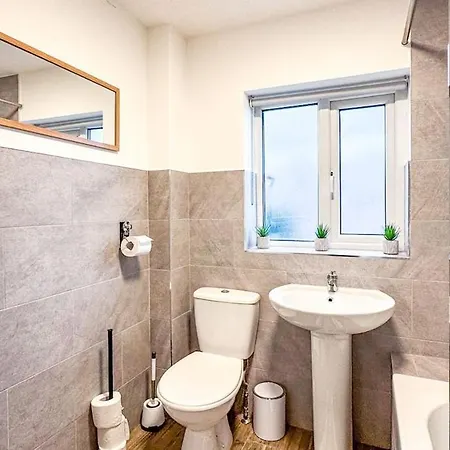 2bdr House 4 Beds & Sofa With 3 Tvs Netflix Ps4 Free Parking Near Mcr Ao Arena *